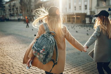 İki güzel kız şehirde dolaşıyor.