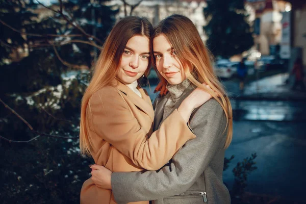 Duas meninas bonitas em uma cidade — Fotografia de Stock