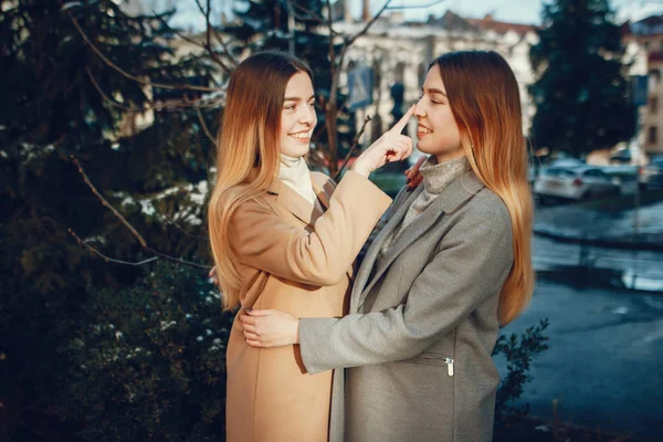 Zwei schöne Mädchen in einer Stadt — Stockfoto