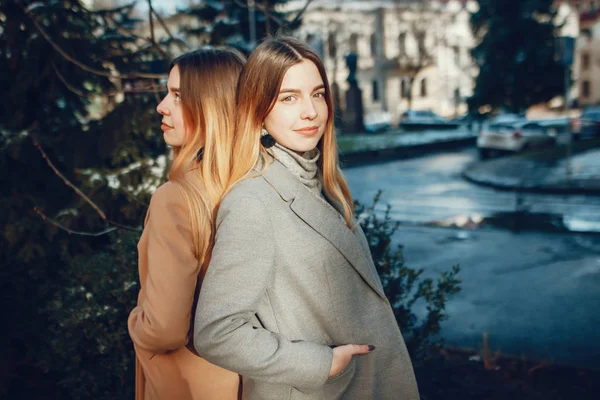 Deux belles filles dans une ville — Photo
