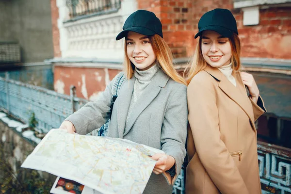 Due belle ragazze con una mappa — Foto Stock