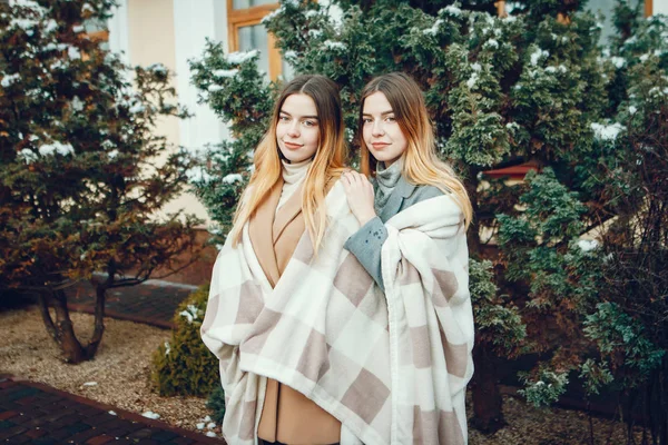 Deux belles filles dans une ville — Photo