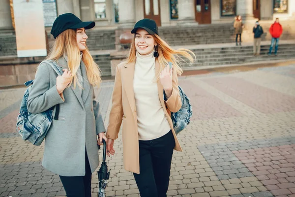 Две красивые девушки гуляют по городу — стоковое фото