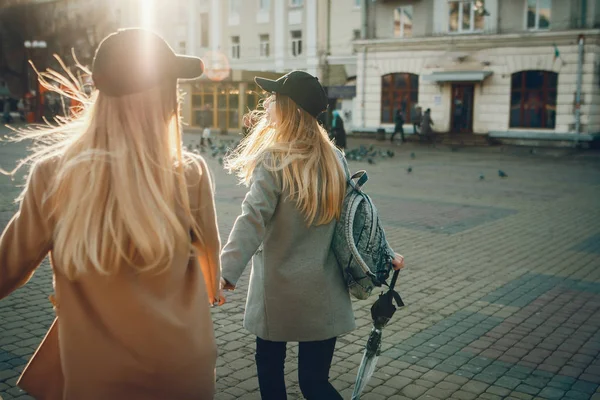 Due belle ragazze in giro per la città — Foto Stock