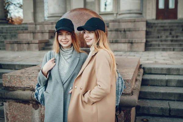 Duas meninas bonitas em uma cidade — Fotografia de Stock