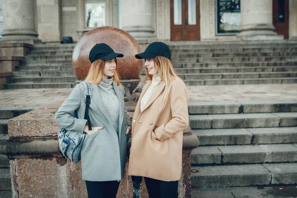 Två vackra flickor i en stad — Stockfoto