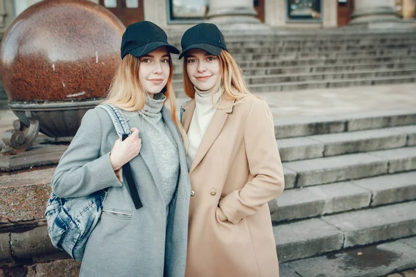 Zwei schöne Mädchen in einer Stadt — Stockfoto
