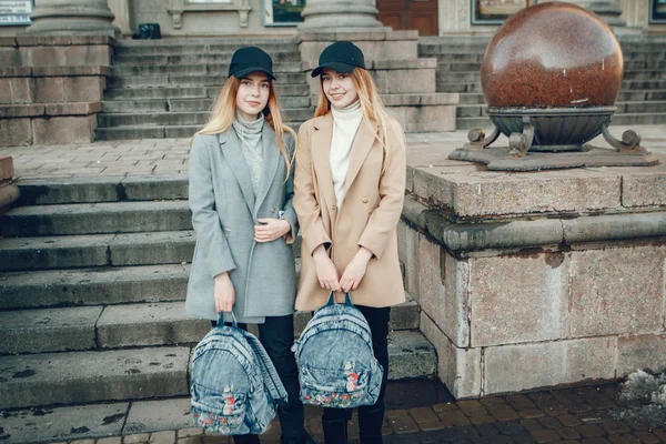 Deux belles filles dans une ville — Photo