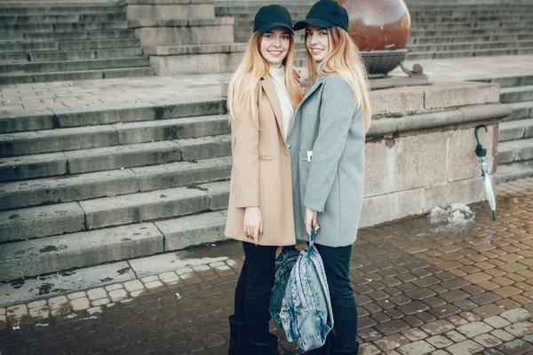 Dos hermosas chicas en una ciudad — Foto de Stock