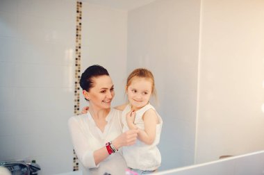  Sevimli aile bir banyoda eğlenin