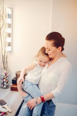  Sevimli aile bir banyoda eğlenin