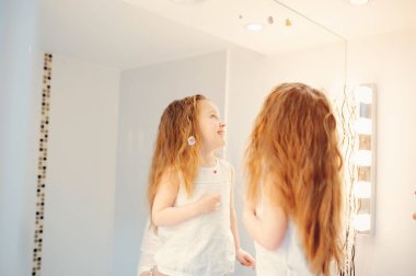 Sevimli aile bir banyoda eğlenin