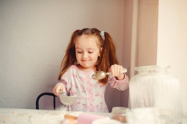 Sevimli küçük kız bir mutfakta eğlenin