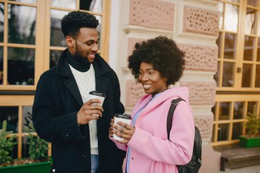 Bir şehirde siyah çift