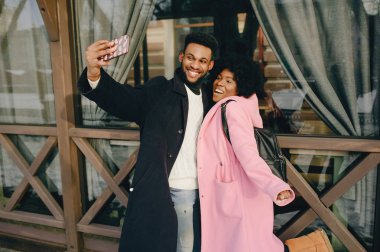 Bir şehirde siyah çift