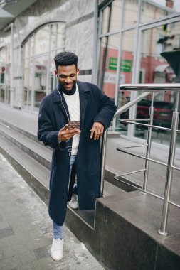 Bir şehirde siyah adam