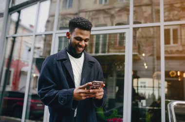 Bir şehirde siyah adam