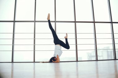 Yoga yapan güzel ve zarif kız