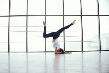 Yoga yapan güzel ve zarif kız