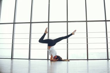 Yoga yapan güzel ve zarif kız