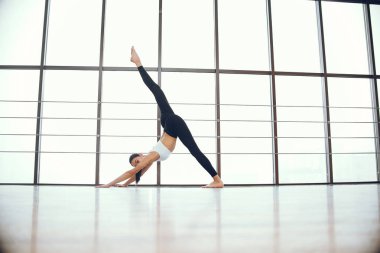 Yoga yapan güzel ve zarif kız