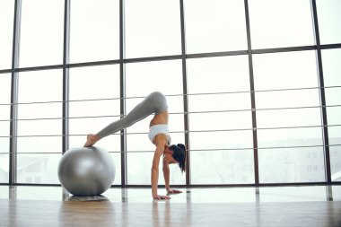 Yoga yapan güzel ve zarif kız