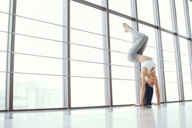 Yoga yapan güzel ve zarif kız