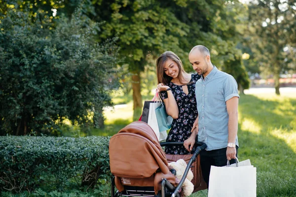 Familie mit Einkaufstasche in der Stadt — Stockfoto