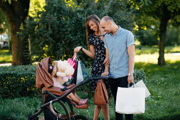 Familie mit Einkaufstasche in der Stadt — Stockfoto