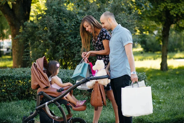 Família com saco de compras em uma cidade — Fotografia de Stock