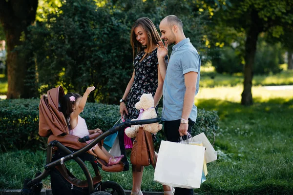 Familj med Shoppingbag i en stad — Stockfoto