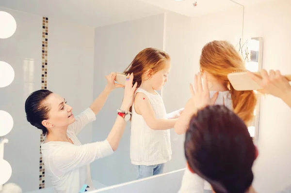 Linda familia se divierten en un baño — Foto de Stock