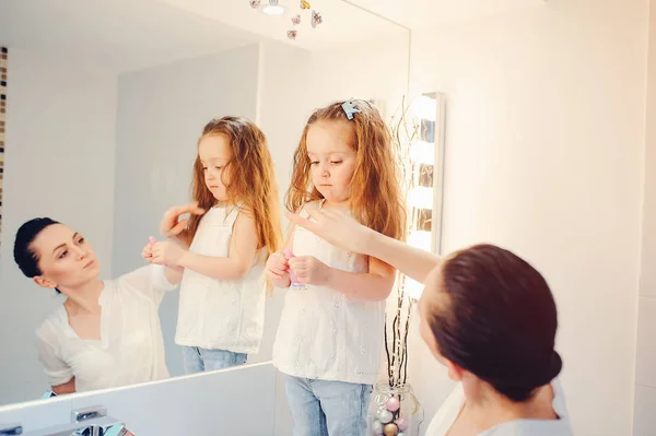 Linda familia se divierten en un baño — Foto de Stock