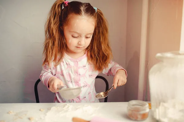 Süße kleine Mädchen haben Spaß in einer Küche — Stockfoto