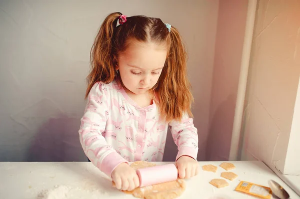 Carino bambina divertirsi in una cucina — Foto Stock