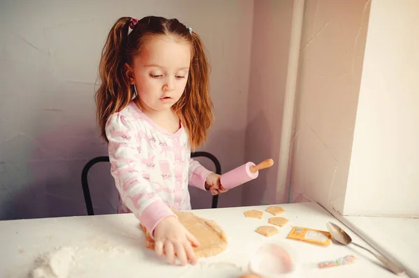 Carino bambina divertirsi in una cucina — Foto Stock