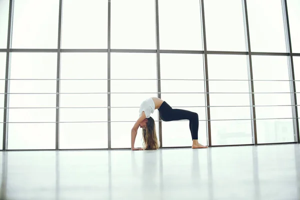 Beautiful and elegant girl doing yoga — Stock Photo, Image