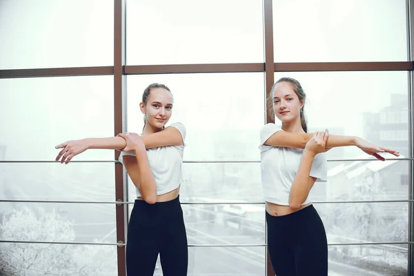 Hermosas y elegantes chicas haciendo yoga — Foto de Stock