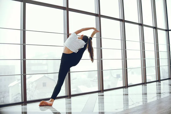 Beautiful and elegant girl doing yoga — Stock Photo, Image