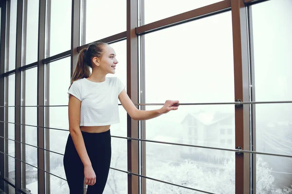 Belle et élégante fille faisant du yoga — Photo