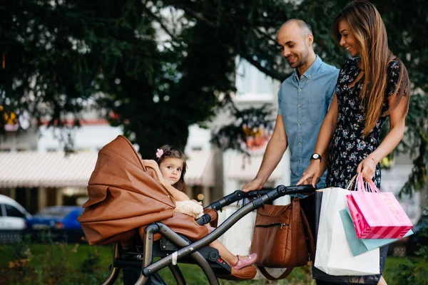 Οικογένεια με τσάντα για ψώνια σε μια πόλη — Φωτογραφία Αρχείου
