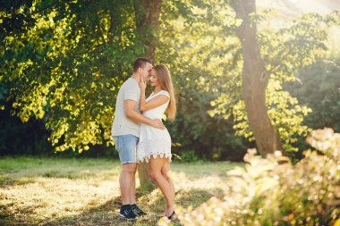 Güzel bir çift yaz şehrinde vakit geçirir.