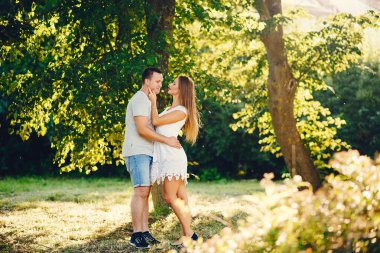 Güzel bir çift yaz şehrinde vakit geçirir.