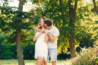 Güzel bir çift yaz şehrinde vakit geçirir.