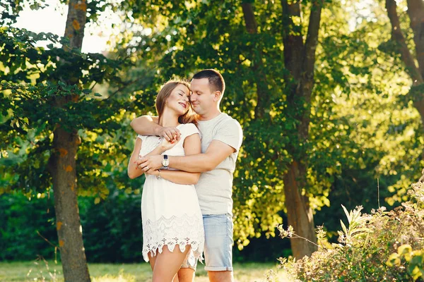 Vackra par tillbringa tid i en sommarstad — Stockfoto