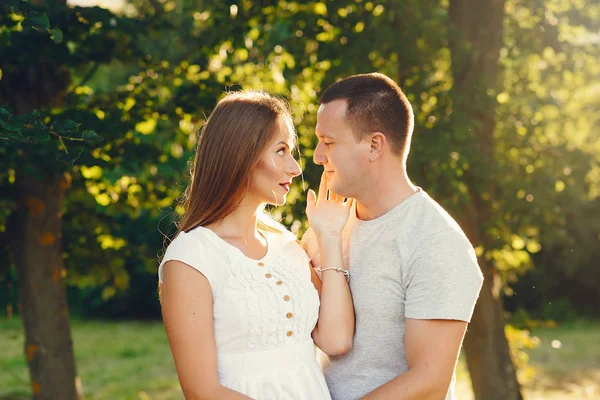 Hermosa pareja pasar tiempo en una ciudad de verano —  Fotos de Stock