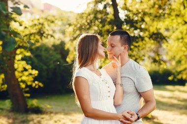 Güzel bir çift yaz şehrinde vakit geçirir.