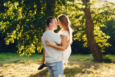 Güzel bir çift yaz şehrinde vakit geçirir.