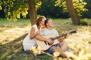 Güzel bir çift yaz şehrinde vakit geçirir.