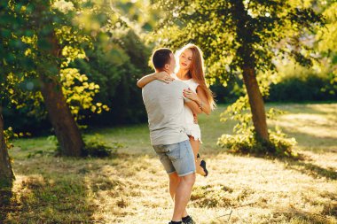 Güzel bir çift yaz şehrinde vakit geçirir.